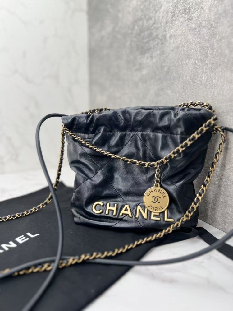 Chanel Mini 22 Bag 推薦｜黑色小號水桶包・近新精品肩背包