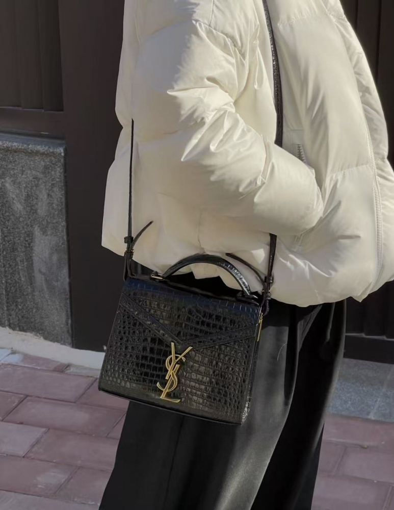 YSL Cassandra 肩背包推薦|黑金鱷魚壓紋翻蓋包・Saint Laurent 經典款