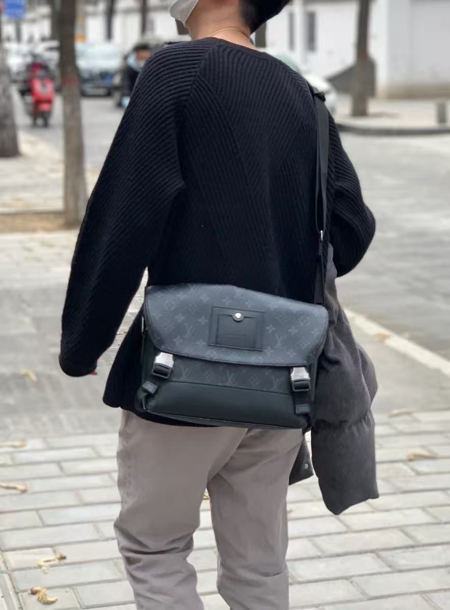 Louis Vuitton 黑武士郵差包推薦｜芯片款黑色斜背包・經典郵差包