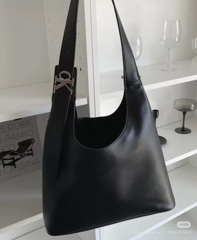 Calvin Klein Hobo 腋下包推薦｜大容量全皮革肩背包・可放13吋筆電