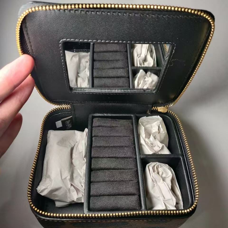COACH 飾品盒推薦｜豹紋珠寶收納盒・戒指手鍊項鍊收納（附鏡子）