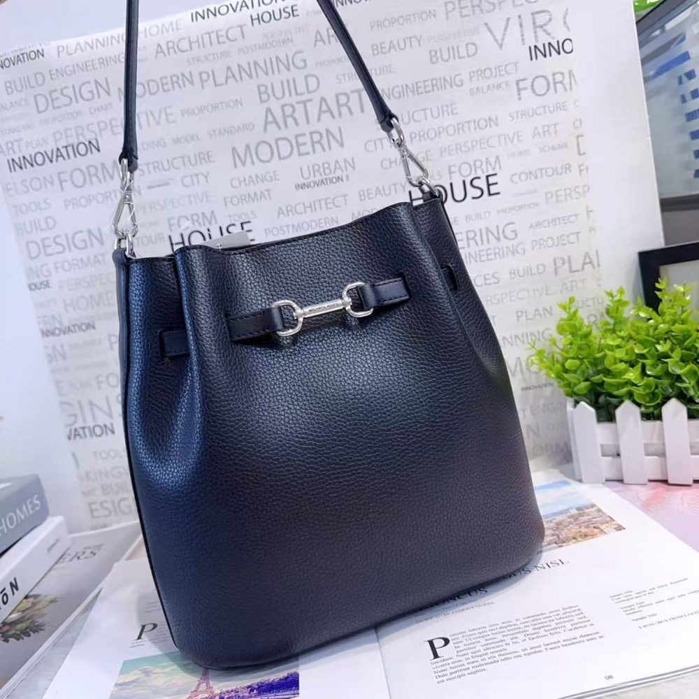 MK 豬鼻子大水桶包｜Michael Kors 肩背側背兩用包｜大容量精品水桶包