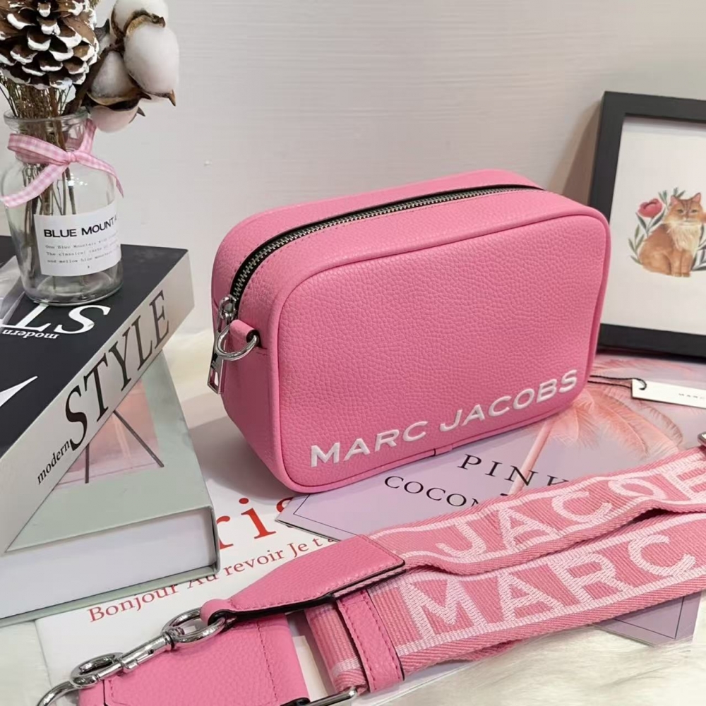 MJ 新款後口袋相機包｜Marc Jacobs 相機包｜寬背帶斜背精品包