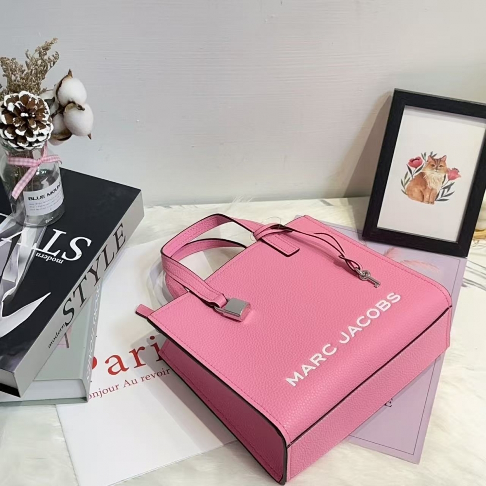 Marc Jacobs 鎖頭吊飾包推薦｜少女粉斜背包・可放長夾（楊冪同款風格）已售出