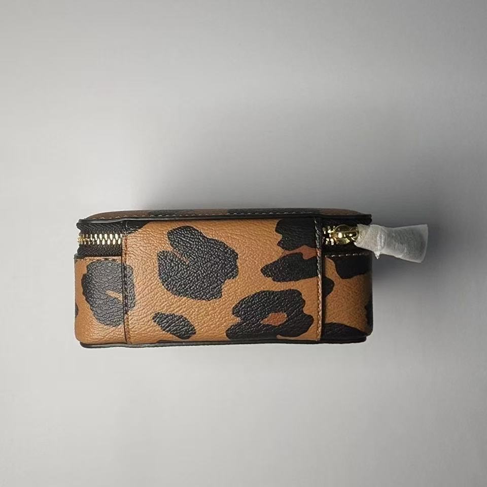 COACH 飾品盒推薦｜豹紋珠寶收納盒・戒指手鍊項鍊收納（附鏡子）